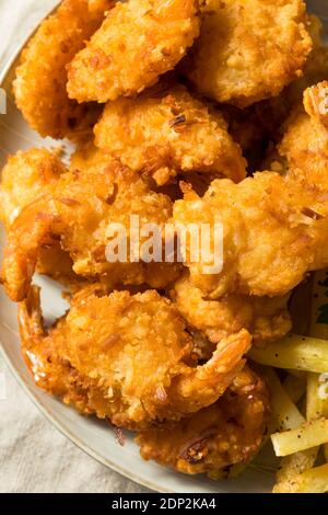 Hausgemachte tiefgebratene Kokosnuss-Garnele mit Pommes und Cocktailsauce Stockfoto