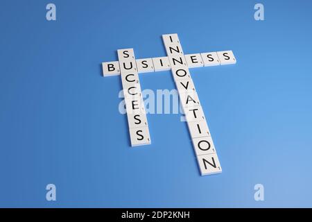 Weiße Chips mit Buchstaben bilden auf blauem Hintergrund die Worte Business, Erfolg und Innovation. 3d-Illustration. Stockfoto