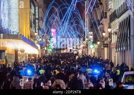 Madrid, Spanien. Dezember 2020. Die Polizeikontrollen in der Preciados Straße in der Nähe des Sol Platzes sind voller Menschen. Während der Weihnachtszeit wurde von der Polizei ein spezielles Sicherheitsgerät eingerichtet, um die Maßnahmen gegen die Ausbreitung des Coronavirus zu gewährleisten (COVID-19). Quelle: Marcos del Mazo/Alamy Live News Stockfoto