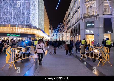 Madrid, Spanien. Dezember 2020. Die Polizei kontrolliert den Zugang zu den Straßen in der Nähe des Sol-Platzes. Während der Weihnachtszeit wurde von der Polizei ein spezielles Sicherheitsgerät eingerichtet, um die Maßnahmen gegen die Ausbreitung des Coronavirus zu gewährleisten (COVID-19). Quelle: Marcos del Mazo/Alamy Live News Stockfoto