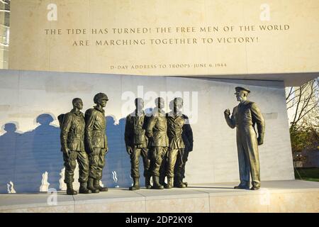 Eisenhower Memorial, Washington DC, USA. Skulpturen von Sergey Eylanbekov zeigt Eisenhower an Fallschirmjägern den Tag vor dem D-Day. Stockfoto