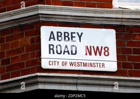 Großbritannien, England, London. Abbey Road Straßenschild. Stadt Westminister. Berühmt für die Abbey Road Studios und für die Veröffentlichung auf dem Cover des Beatles-Albums 1969, genannt 'Abbey Road'. Stockfoto