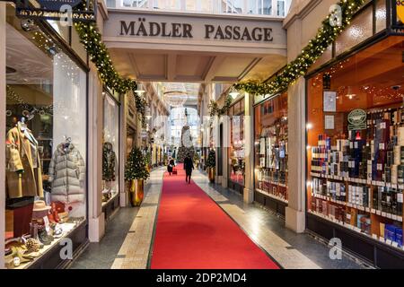 Leipzig, Deutschland, 12-16-2020, leere Restaurants und Geschäfte in der Innenstadt wegen der Corona/ Mädlerpassage mit Geschäften und Restaurants eingerichtet Stockfoto