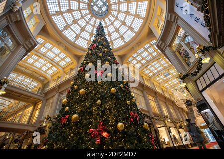 Leipzig, Deutschland, 12-16-2020, leere Restaurants und Geschäfte in der Innenstadt wegen der Corona/ Mädlerpassage mit Geschäften und Restaurants eingerichtet Stockfoto