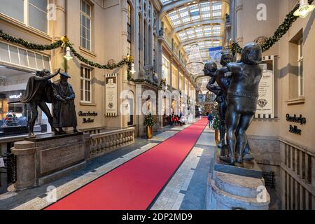 Leipzig, Deutschland, 12-16-2020, leere Restaurants und Geschäfte in der Innenstadt wegen der Corona/ Mädlerpassage mit Geschäften und Restaurants eingerichtet Stockfoto