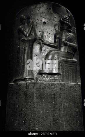 Gesetz Code von Hammurabi, König von Babylon. Basaltstele, errichtet von König Hammurabi von Babylon (1792-1750 v. Chr.). Detail des oberen Teils. Relief, das Hammurabi (stehend) darstellt, der seine Investitur von Schaamash, dem gott der Gerechtigkeit, erhält. Louvre Museum. Paris, Frankreich. Stockfoto