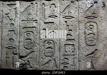 Falsche Tür von Tjetji und seiner Frau Debet aus dem Grab von Tjetji, Giza, Memphis, Ägypten, (Unterägypten). 4. Dynastie. c. 2500 V. CHR. Kalkstein. Details. British Museum. London, England, Vereinigtes Königreich. Stockfoto