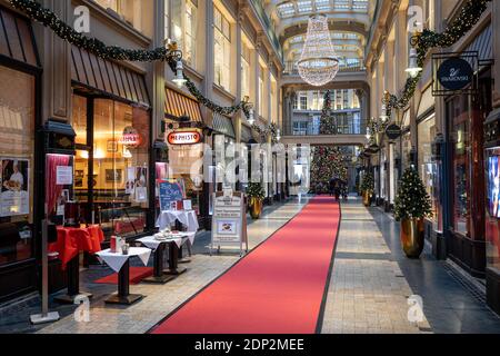 Leipzig, Deutschland, 12-16-2020, leere Restaurants und Geschäfte in der Innenstadt wegen der Corona/ Mädlerpassage mit Geschäften und Restaurants eingerichtet Stockfoto