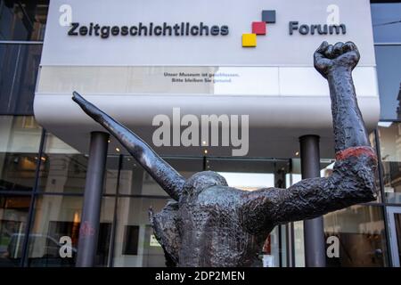 Leipzig, Deutschland, 12-16-2020, leere Restaurants und Geschäfte in der Innenstadt wegen Corona/ eine Skulptur vor dem 'Forum of Contemporary His Stockfoto