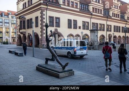 Leipzig, Deutschland, 12-16-2020, leere Restaurants und Geschäfte in der Innenstadt wegen Corona/ eine Skulptur vor dem 'Forum of Contemporary His Stockfoto