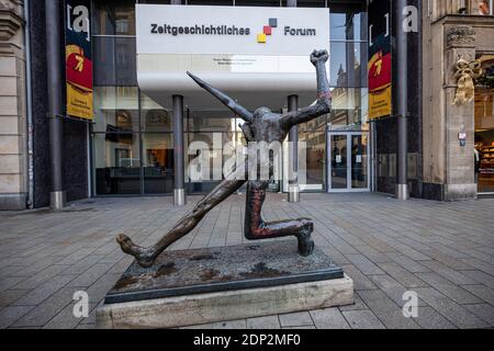 Leipzig, Deutschland, 12-16-2020, leere Restaurants und Geschäfte in der Innenstadt wegen Corona/ eine Skulptur vor dem 'Forum of Contemporary His Stockfoto