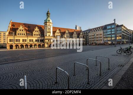 Leipzig, Deutschland, 12-16-2020, leere Restaurants und Geschäfte im Stadtzentrum wegen Corona/ Marktplatz mit altem Rathaus Stockfoto