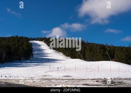 Viel Schnee, leere Pisten. Skistationen geschlossen, 18. Dezember 2020, in Font Romeu, Pyrenees, Orientales, Frankreich, wegen Coronavirus Einschränkungen. Stockfoto