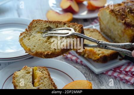 Leckerer Kuchen mit Pfirsichen auf dem Tisch Stockfoto