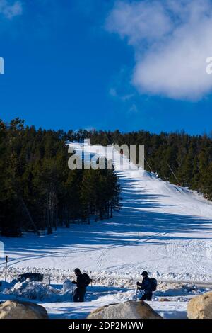 Viel Schnee, leere Pisten. Skistationen geschlossen, 18. Dezember 2020, in Font Romeu, Pyrenees, Orientales, Frankreich, wegen Coronavirus Einschränkungen. Stockfoto