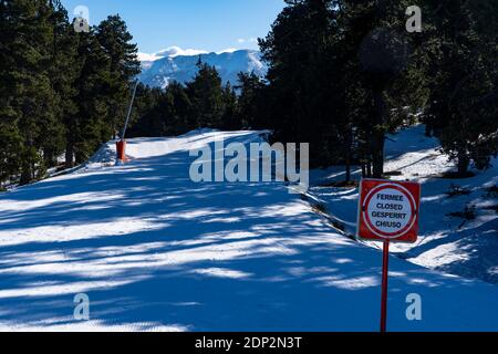 Viel Schnee, leere Pisten. Skistationen geschlossen, 18. Dezember 2020, in Font Romeu, Pyrenees, Orientales, Frankreich, wegen Coronavirus Einschränkungen. Stockfoto