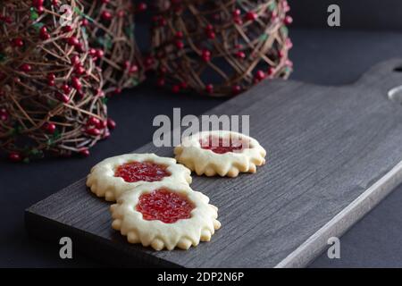 Marmelade gefüllte Kekse für Weihnachten Stockfoto