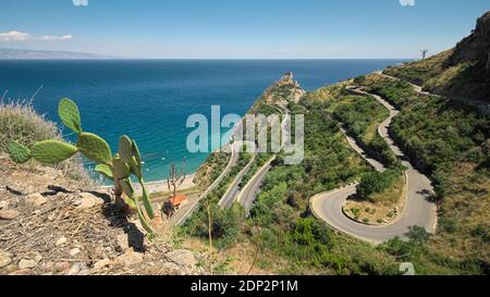 Vom blauen Meer von Sizilien Reihe von Haarnadelstraße, die zu den Bergen von Peloritani führt, allein stachelige Birne übersehen auf der Küste Stockfoto