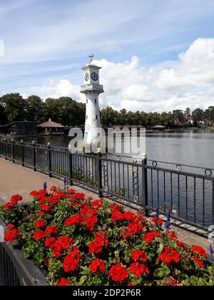 Cardiff, Wales, Großbritannien - 2. Juli 2020: Roath Park Lake in Cardiff. Der Leuchtturm ist das Scott Memorial in Erinnerung an Kapitän Scott, der von Cardi aus ging Stockfoto