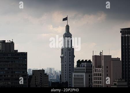 Sao Paulo, Sao Paulo, Brasilien. Dezember 2020. (INT) Wetterlage in Sao Paulo. 18. Dezember 2020, Sao Paulo, Brasilien: Dunkle Wolken bedecken den Himmel der Innenstadt von Ã¢â‚¬''¹Ã¢â‚¬''¹Sao Paulo, an diesem Freitag, 18. Ein starker Regen versetzt die Regionen Sao Paulo in einen Zustand der Aufmerksamkeit für Überschwemmungen. In den nächsten Stunden besteht in verschiedenen Regionen der Stadt die Möglichkeit von Wind-, Donner-, Hagel- und Überschwemmungsböen. Kredit: Leco Viana/Thenews2 Gutschrift: Leco Viana/TheNEWS2/ZUMA Wire/Alamy Live Nachrichten Stockfoto