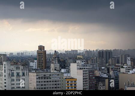 Sao Paulo, Sao Paulo, Brasilien. Dezember 2020. (INT) Wetterlage in Sao Paulo. 18. Dezember 2020, Sao Paulo, Brasilien: Dunkle Wolken bedecken den Himmel der Innenstadt von Ã¢â‚¬''¹Ã¢â‚¬''¹Sao Paulo, an diesem Freitag, 18. Ein starker Regen versetzt die Regionen Sao Paulo in einen Zustand der Aufmerksamkeit für Überschwemmungen. In den nächsten Stunden besteht in verschiedenen Regionen der Stadt die Möglichkeit von Wind-, Donner-, Hagel- und Überschwemmungsböen. Kredit: Leco Viana/Thenews2 Gutschrift: Leco Viana/TheNEWS2/ZUMA Wire/Alamy Live Nachrichten Stockfoto