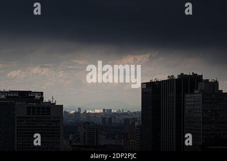 Sao Paulo, Sao Paulo, Brasilien. Dezember 2020. (INT) Wetterlage in Sao Paulo. 18. Dezember 2020, Sao Paulo, Brasilien: Dunkle Wolken bedecken den Himmel der Innenstadt von Ã¢â‚¬''¹Ã¢â‚¬''¹Sao Paulo, an diesem Freitag, 18. Ein starker Regen versetzt die Regionen Sao Paulo in einen Zustand der Aufmerksamkeit für Überschwemmungen. In den nächsten Stunden besteht in verschiedenen Regionen der Stadt die Möglichkeit von Wind-, Donner-, Hagel- und Überschwemmungsböen. Kredit: Leco Viana/Thenews2 Gutschrift: Leco Viana/TheNEWS2/ZUMA Wire/Alamy Live Nachrichten Stockfoto