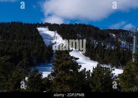 Viel Schnee, leere Pisten. Skistationen geschlossen, 18. Dezember 2020, in Font Romeu, Pyrenees, Orientales, Frankreich, wegen Coronavirus Einschränkungen. Stockfoto