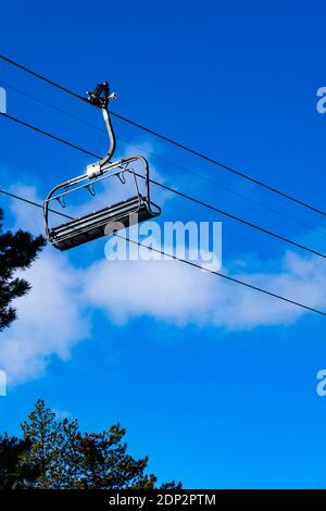 Viel Schnee, leere Pisten. Skistationen geschlossen, 18. Dezember 2020, in Font Romeu, Pyrenees, Orientales, Frankreich, wegen Coronavirus Einschränkungen. Stockfoto