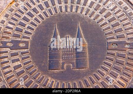 Schachtdeckel mit Lübecker Emblem des historischen Holstentors, Hansestadt Lübeck, Schleswig-Holstein, norddeutschland, Europa Stockfoto