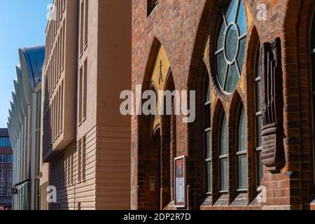 Historisches St. Marien Werkjaus im Gegensatz zum modernen Einkaufszentrum am Marktplatz, Hansestadt Lübeck, Schleswig-Holstein, Deutschland, Europa Stockfoto