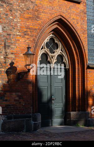 Eingang zum gotischen Heiligen-Geist-Krankenhaus oder Heilig-Geist-Krankenhaus, Hansestadt Lübeck, Schleswig-Holstein, norddeutschland, Europa Stockfoto