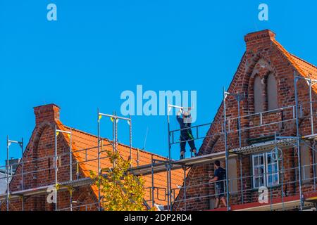 Gerüstbauer bei der Arbeit im Heiligen-Geist-Krankenhaus oder Heilig-Geist-Krankenhaus, Hansestadt Lübeck, Schleswig-Holstein, norddeutschland, Europa Stockfoto