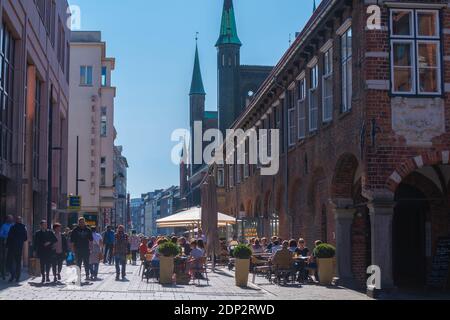 Haupteinkaufsstraße und Fußgängerzone Breite Straße im Stadtzentrum, Hansestadt Lübeck, Schleswig-Holstein, Norddeutschland, Europa Stockfoto