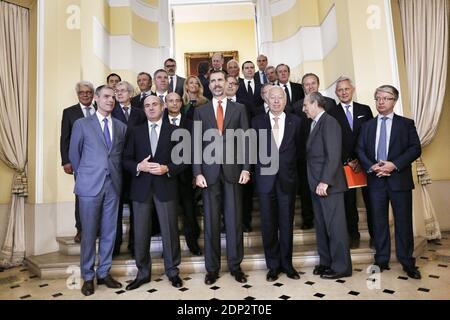 König Felipe VI. Von Spanien (C) und Spaniens Botschafter in Frankreich Ramon de Miguel Egea (erste Reihe, 2. R) posiert für ein Familienfoto während eines Frühstücks mit Vertretern der französischen und spanischen Wirtschaftsgemeinschaften, das der Botschafter am 4. Juni in seiner Residenz in Paris, Frankreich, veranstaltet, 2015. Das spanische Königspaar ist auf einem dreitägigen offiziellen Staatsbesuch in Frankreich. Foto von Denis Allard/Pool/ABACAPRESS.COM Stockfoto