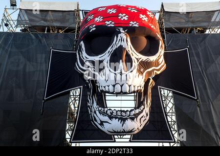 Heavy Metal Fans nehmen am 20. Juni 2015 am größten Hellfest Heavy Metal und Hard Rock Musikfestival in Clisson, in der Nähe von Nantes, Westfrankreich, Teil. Foto von Patrick Bernard-Fred Marie/ABACAPRESS.COM Stockfoto