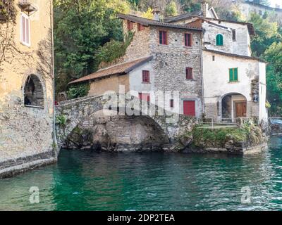 Die Civera Brücke ist eine romanische Steinbrücke in Nesso, einem alten Dorf mit Blick auf den Comer See. Lombardei, Italienische Seen, Italien. Stockfoto