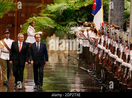 Der französische Präsident Francois Hollande und der kubanische Präsident Raul Castro bei einer Begrüßungszeremonie im Museum der Revolution, dem Alten Präsidentenpalast in Havanna, Kuba, am 11. Mai 2015. Hollande ist auf einer fünftägigen Reise in die Karibik mit Guadeloupe, Martinique, Kuba und Haiti. Foto von Patrick Bernard/ABACAPRESS.COM Stockfoto