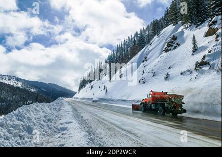 Schneepflug Clearing Highway 50 über Monarch Pass in einem Schneesturm; Colorado Rocky Mountains; USA Stockfoto