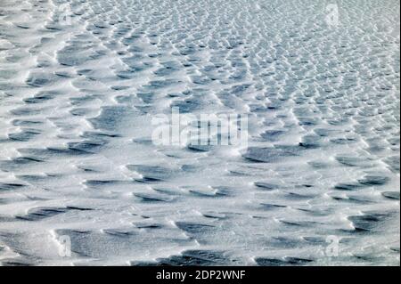 Nahaufnahme von Wind geformten Muster in frischen Schnee Stockfoto