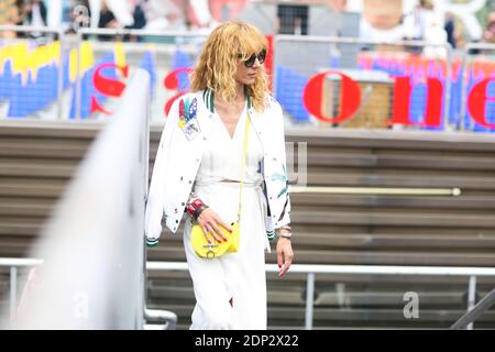 Street style, Elina Halimi Ankunft in Pitti Uomo 88 in Florenz, Italien, am 17. Juni 2015. Foto von Marie-Paola Bertrand-Hillion/ABACAPRESS.COM Stockfoto