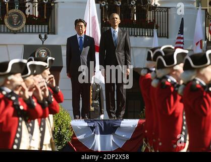 US-Präsident Barack Obama (R) und der japanische Premierminister Shinzo Abe beobachten, wie ein Fife- und Trommelkorps der Alten Garde bei einer offiziellen Ankunftszeremonie auf dem South Lawn des Weißen Hauses am 28. April 2015 in Washington, DC, USA vorbeikommt. Der japanische Premierminister und seine Frau sind auf einem offiziellen Besuch in Washington und werden an einem Staatsessen an diesem Abend teilnehmen. Foto von Mark Wilson/Pool/ABACAPRESS.COM Stockfoto