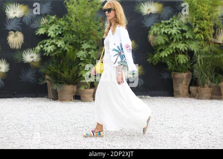 Street style, Elina Halimi Ankunft in Pitti Uomo 88 in Florenz, Italien, am 17. Juni 2015. Foto von Marie-Paola Bertrand-Hillion/ABACAPRESS.COM Stockfoto