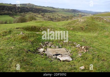 Gedeckelte Bleimine auf Feldern oberhalb des Dove Valley in Derbyshire Stockfoto