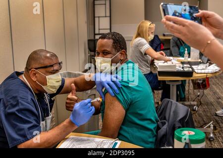 Woodland, Kalifornien, USA. Dezember 2020. Krankenschwester-Praktizierender Robert McCary, gibt die Daumen nach oben, als sein Foto als Krankenschwester Anil Shandil aufgenommen wird, impften ihn mit dem Pfizer-BioNTech COVID-19 Impfstoff am Sutter Medical Center in Sacramento am Freitag, 18. Dezember 2020. Sie dienten beide zusammen in den Armeereserven. Quelle: Renée C. Byer/ZUMA Wire/Alamy Live News Stockfoto