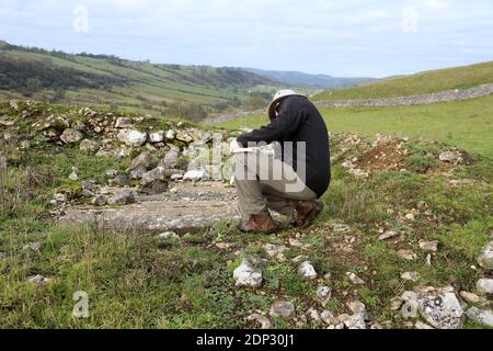 Geologe bei einer alten Bleimine im Peak District Nationalpark Stockfoto