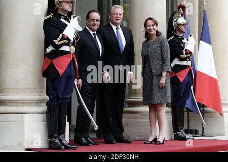 Der französische Präsident Francois Hollande, Umweltaktivistin und ehemalige US-Vizepräsident Al Gore und der französische Minister für Ökologie, nachhaltige Entwicklung und Energie Segolene Royal halten vor einem Treffen am 18. Mai 2015 im Präsidentenpalast Elysee in Paris, Frankreich, Stellung. Foto von Stephane Lemouton/ABACAPRESS.COM Stockfoto