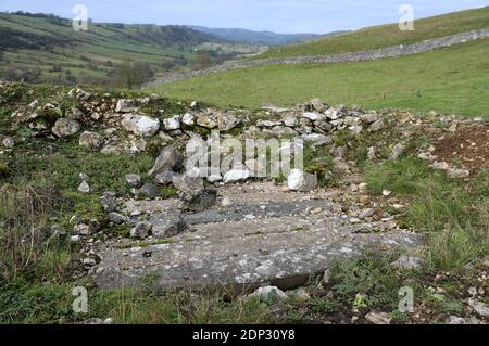 Gedeckelte Bleimine auf Feldern oberhalb des Dove Valley in Derbyshire Stockfoto