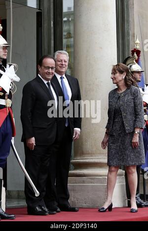 Der französische Präsident Francois Hollande, Umweltaktivistin und ehemalige US-Vizepräsident Al Gore und der französische Minister für Ökologie, nachhaltige Entwicklung und Energie Segolene Royal halten vor einem Treffen am 18. Mai 2015 im Präsidentenpalast Elysee in Paris, Frankreich, Stellung. Foto von Stephane Lemouton/ABACAPRESS.COM Stockfoto