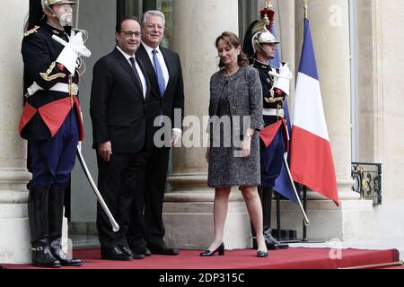 Der französische Präsident Francois Hollande, Umweltaktivistin und ehemalige US-Vizepräsident Al Gore und der französische Minister für Ökologie, nachhaltige Entwicklung und Energie Segolene Royal halten vor einem Treffen am 18. Mai 2015 im Präsidentenpalast Elysee in Paris, Frankreich, Stellung. Foto von Stephane Lemouton/ABACAPRESS.COM Stockfoto