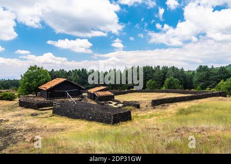 Sommer Blick auf Lavastein Carpinteri Hütte auf dem Ätna, Sizilien Stockfoto